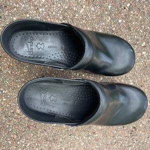 Dansko Professional Black Cabrio Clogs 40 Narrow - Gently Used
